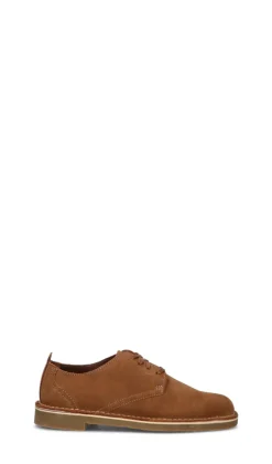 CLARKS ESSENTIALS Stringata uomo cognac in suede